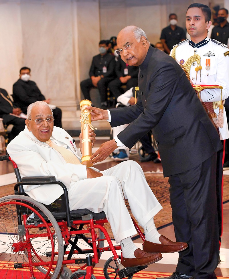 Dr Nemnath Jain receiving Padma Shri